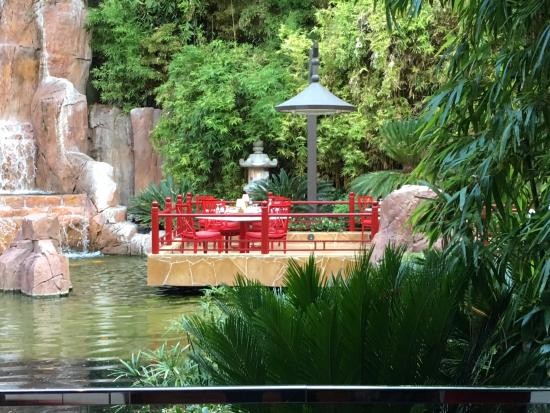 Eat Outside on the Las Vegas Strip