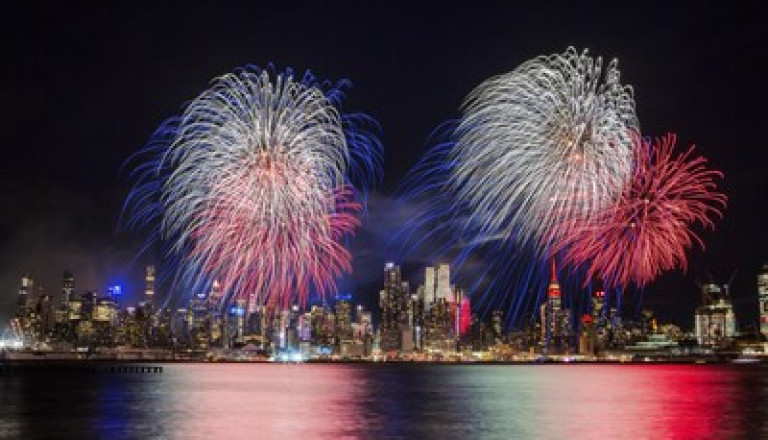 Fireworks by Grucci Lights Up Las Vegas with 15-Site July 4 Show